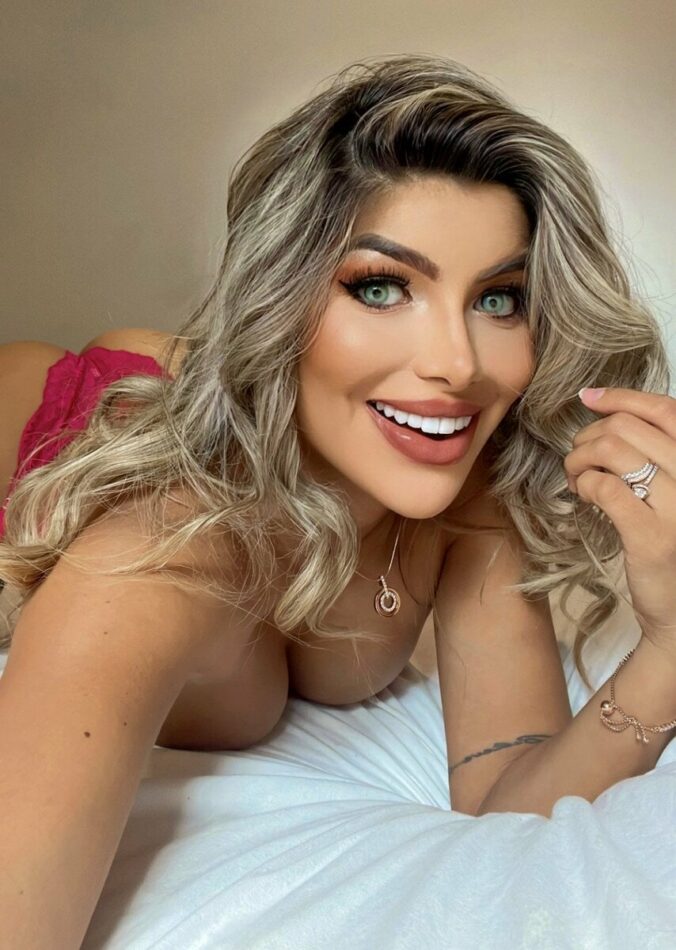Laura Horny 6